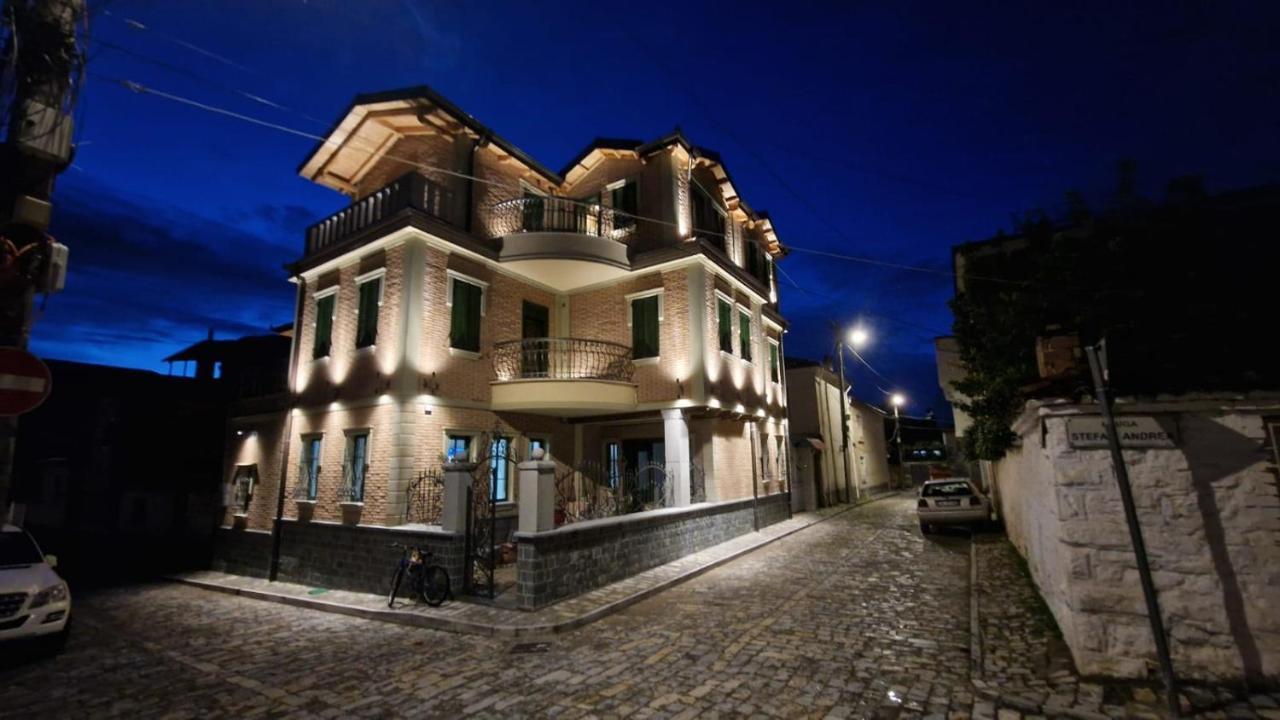 Bujtina Behram Hotel Korce Exterior foto